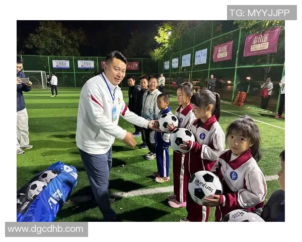 中国足球明星回归故乡传承足球梦想助力家乡发展新篇章